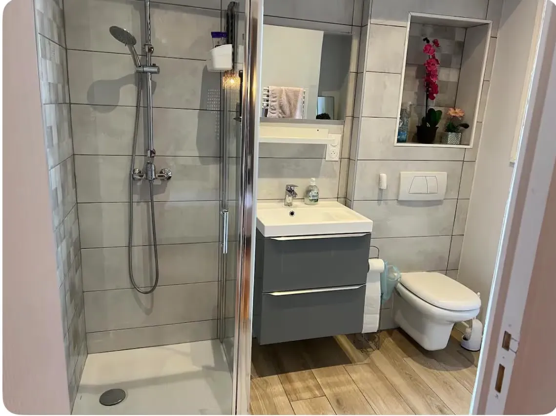 Salle d’eau : douche à l’italienne, paroi vitrée et meuble vasque